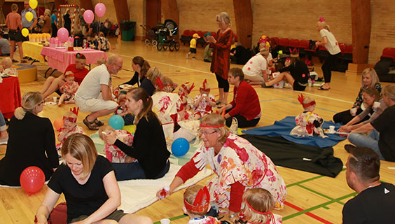 Forældre, bedsteforældre, dagplejere og børn samlet i Nykøbinghallen.